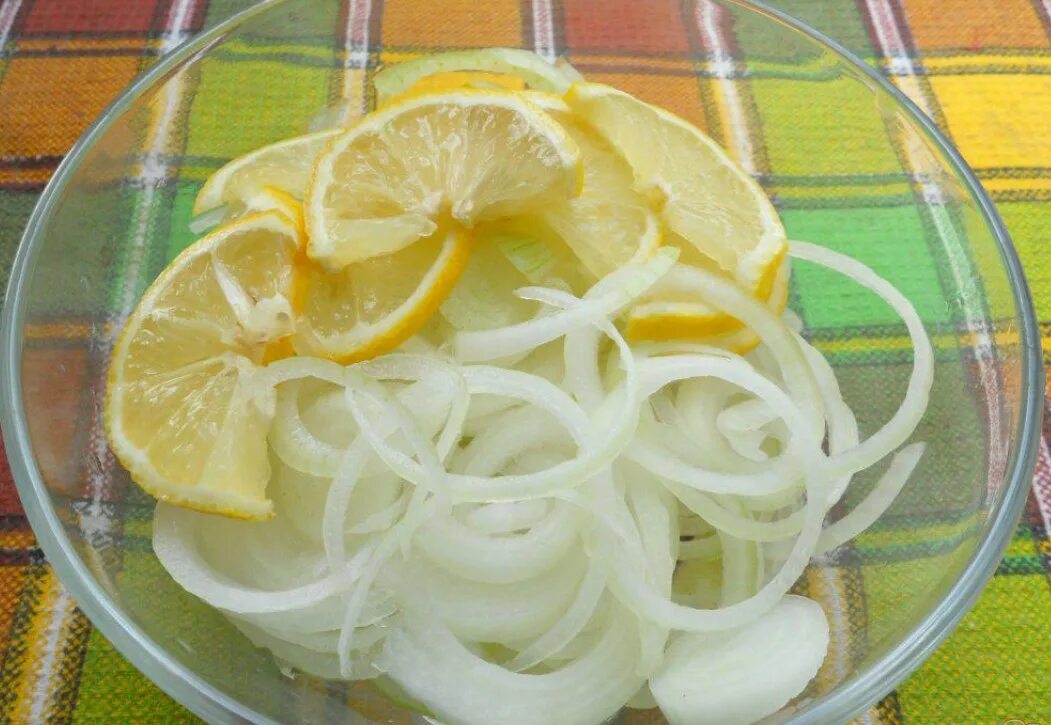 Маринованный лук с маслом рецепт. Лук маринованный в лимонном соке. Салат лук с лимоном. Лимонный лук. Лимонный маринад.
