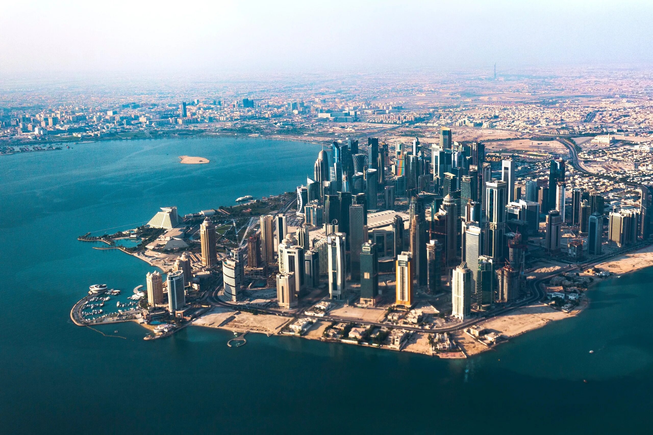 Очень богатые страны. Катар столица Доха. Доха Корниш Катар. Катар Доха фото. Катар пойтахти.