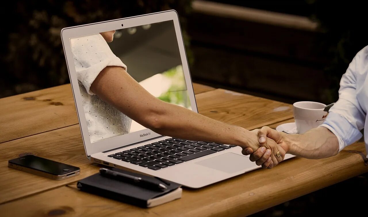 Ноутбук руки. Компьютер ноутбук. Человек монитор ноутбука. Компьютер и человек.