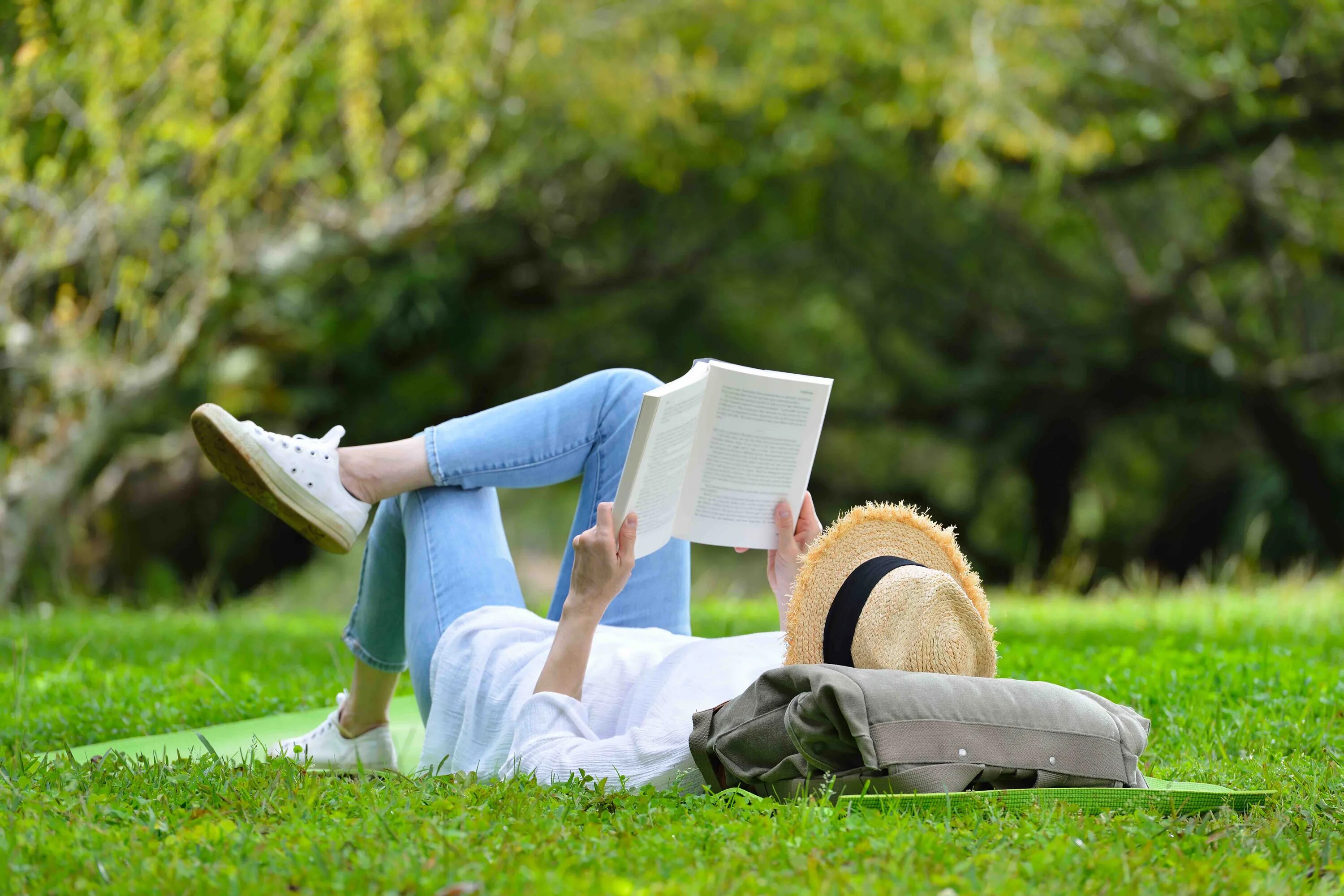 Люди на траве в парке. Лето с книгой. Лежит на траве. Чтение в парке.