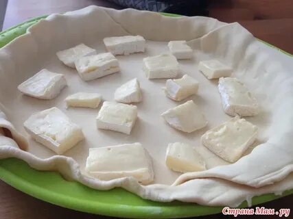 Слоеное тесто с грушей и сыром бри