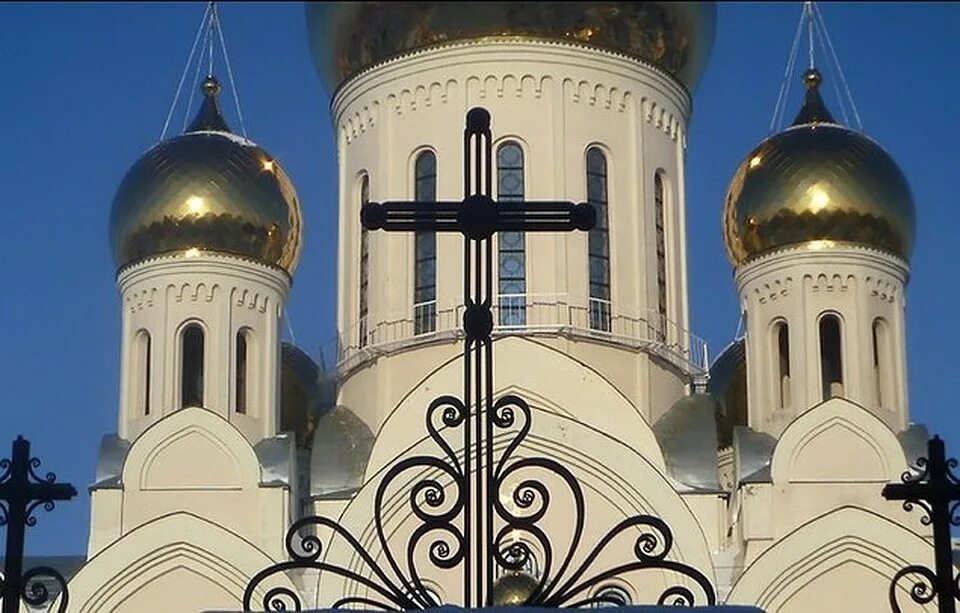 Храмы на левом берегу. Церковь на левом берегу. церковь в магнитогорске на левом берегу.