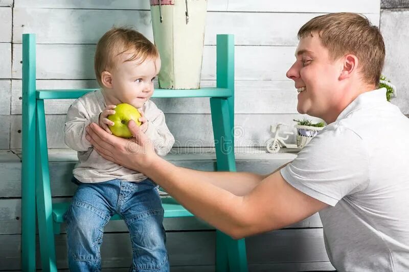 Мальчик с яблоком. Мальчик дает яблоко. Мальчик дает яблоко девочке. Папа дает яблоко.