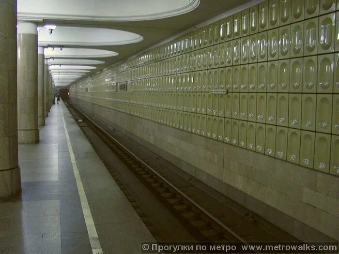 Ясеневая метро. Станция метро ясенево. станция ясенево москва. станция ясенево 1990 год. станция метро ясенево 2021.