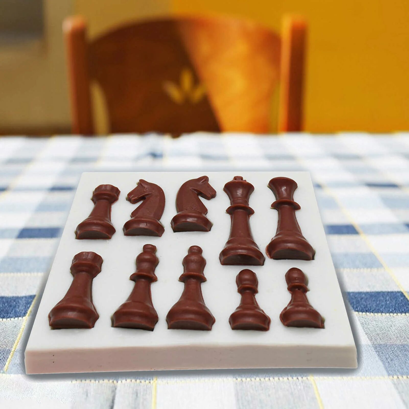 Шахматная форма. Шахматная форма. Шахматы эпоксидная смола. Шахматы фигурки. Эксклюзивные шахматы.