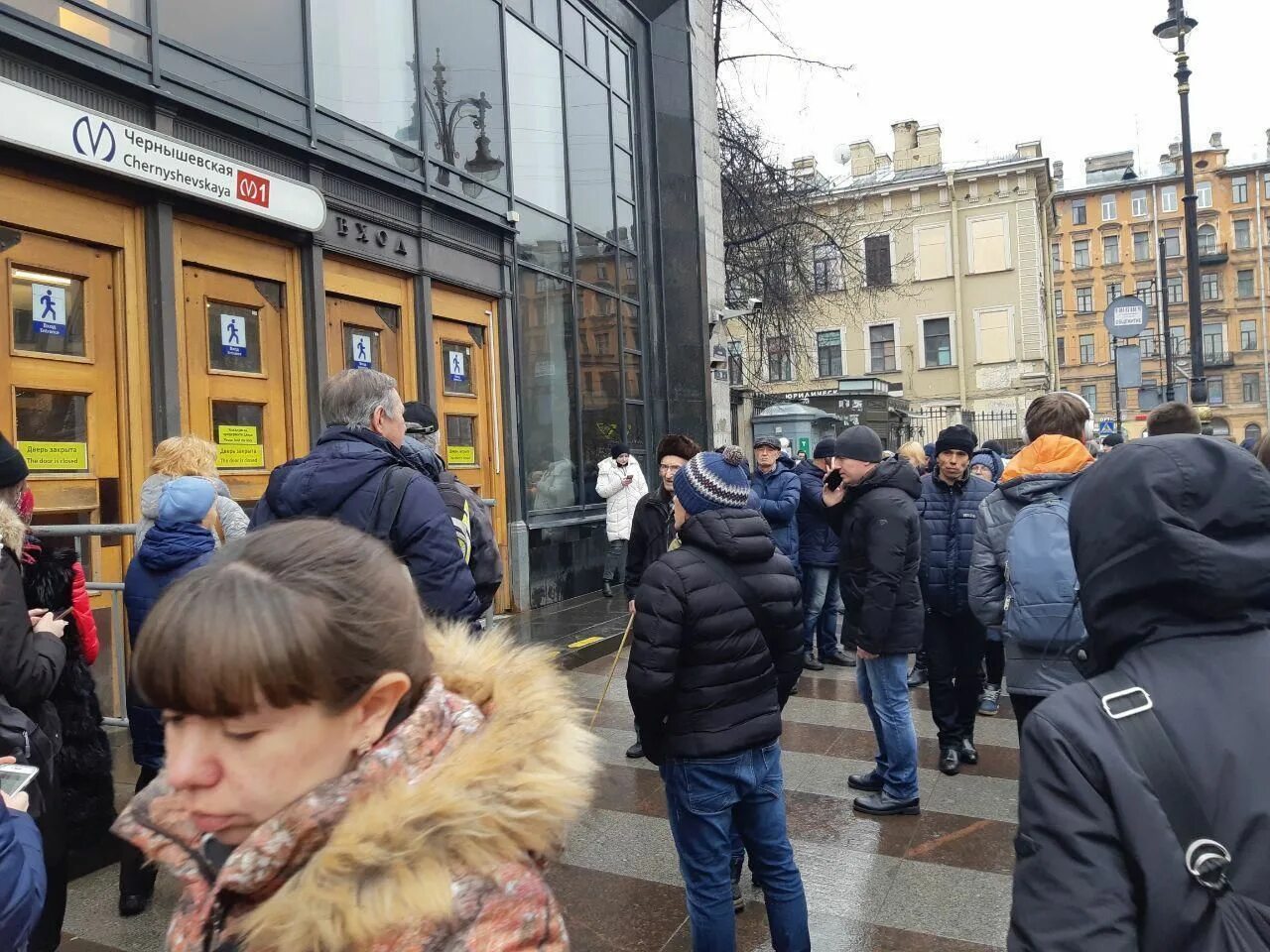 Метро закрывается на ремонт спб. Станция метро чернышевская санкт-петербург. петербургский метрополитен чернышевская. чернышевская санкт-петербург закрыта. толпы на станции метро чернышевская.