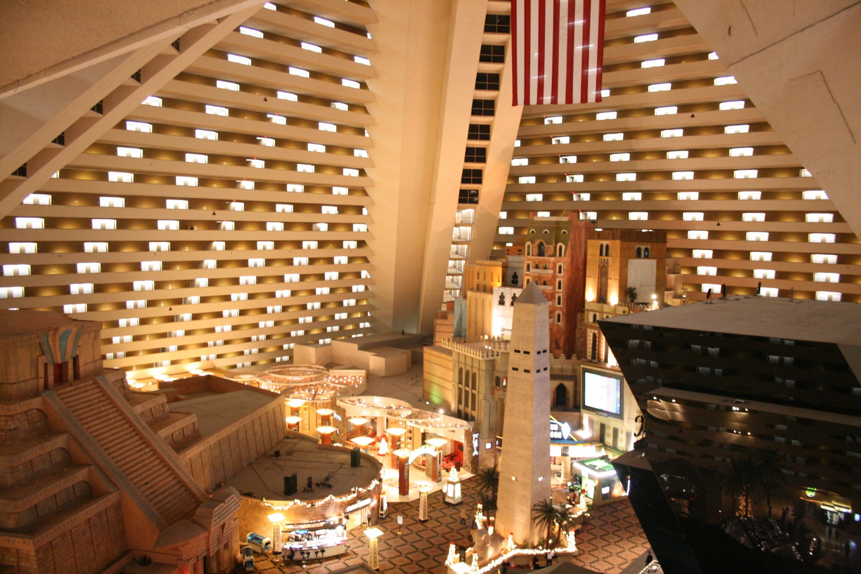 Кинотеатр сфера в лас вегасе. Гостиница-пирамида луксор. Кинотеатр сфера в лас вегасе. Лас вега сфера. Сфера msg sphere в лас-вегасе.