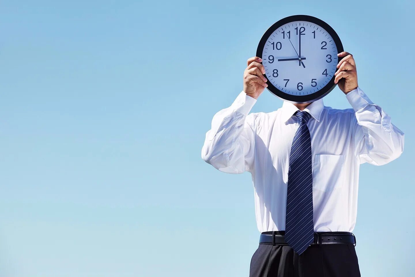 Управление временем в бизнесе. Тайм-менеджмент. Человек с часами. Часы тайм менеджмент. Пунктуальность и тайм-менеджмент.