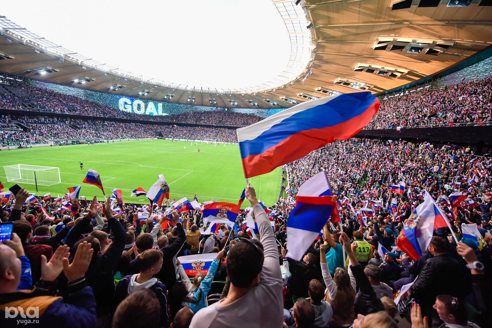 Болельщики на стадионе. Трибуны для зрителей. Трибуны с болельщиками. Стадион фанатов. Трибуны с болельщиками.