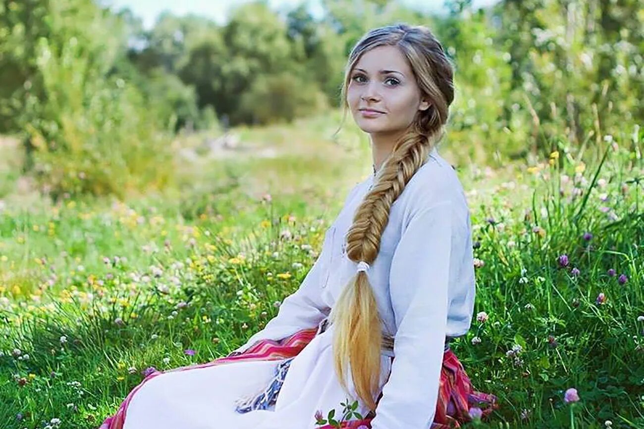 Девушка красные солнышко. Русы косы ноги босы. Водь народ внешность. Русы косы песня слушать. Русы косы ноги босы пикник.