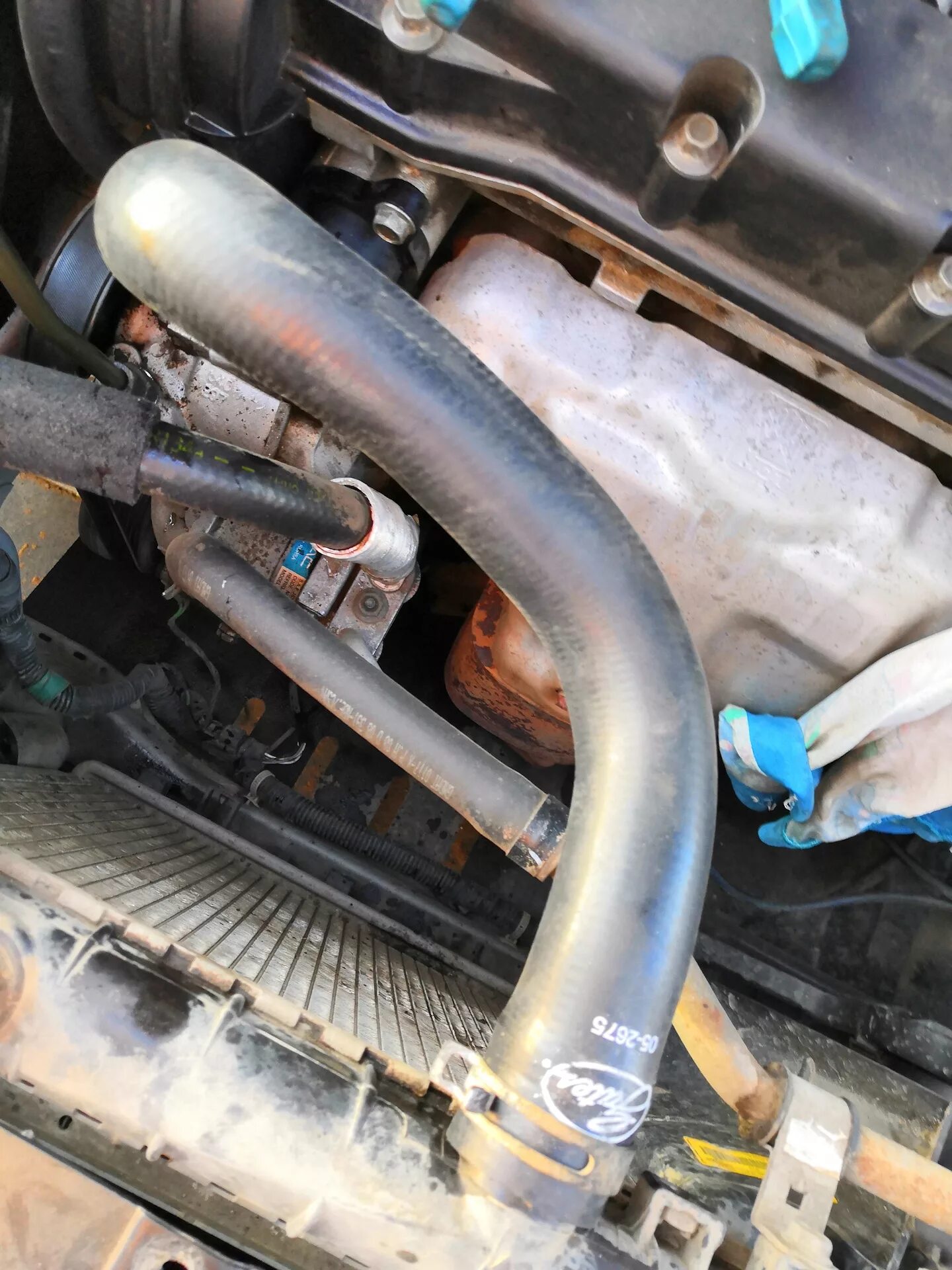 Патрубок антифриза шевроле лачетти. Нижний патрубок ауди 100. Почему дует патрубки. Ваз 2114 холодные шланги на радиатор отопителя. Патрубок термостата honda cr-v rd5.