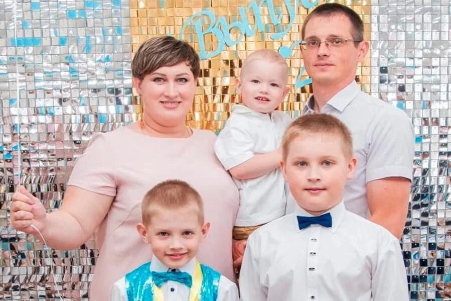 фотосессия семьи с двумя детьми. причины многодетной семьи. многодетный капитал 2024. многодетная семья. многодетный капитал 2024.