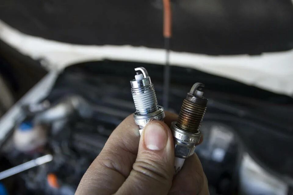 Как снять свечу. Ключ свечной дэу нексия. 0 свечи. Свечи в авто на двигателе. Свечи автомобильные.