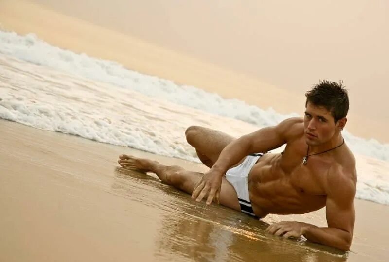 мужчина отдыхает на пляже. два парня на море. фотосессия на пляже с мужем. двое мужчин на пляже. перед парнями на пляже.