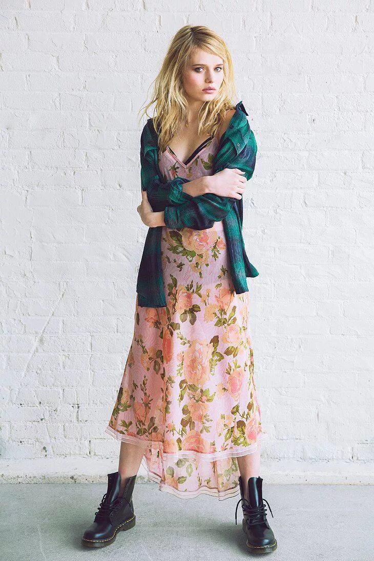 Платье в стиле гранж. Luanna perez в платье. Платье с берцами. Гранж стиль одежда луана перез. Платье гранж.