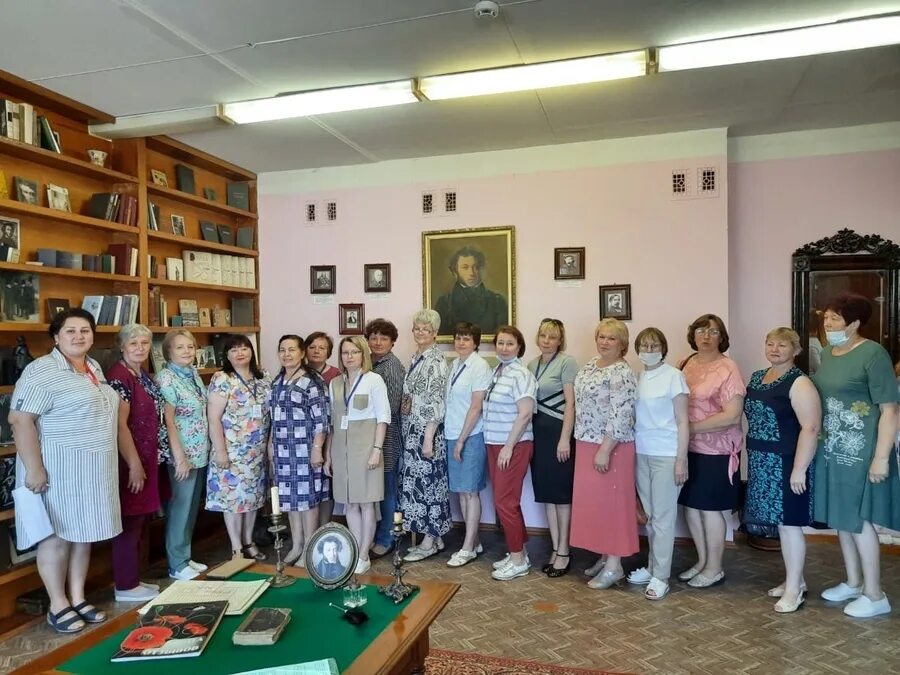 Имя библиотеки в югре в 1900. Ханты-мансийск 1990. Библиотека им пушкина сургут. Пушкина республики мордовия. Именная библиотека.