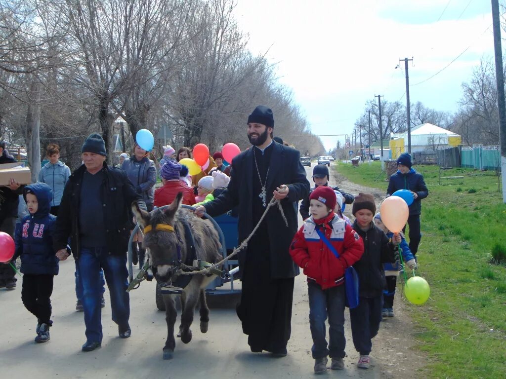 Погода горьковский ставропольский край новоалександровский. Поселок Горьковский рассвет Ставропольский край. МБОУ Краснозоринская СОШ. Краснозоринская Церковь фото поселка. Картинка Церковь п. Краснозоринский.