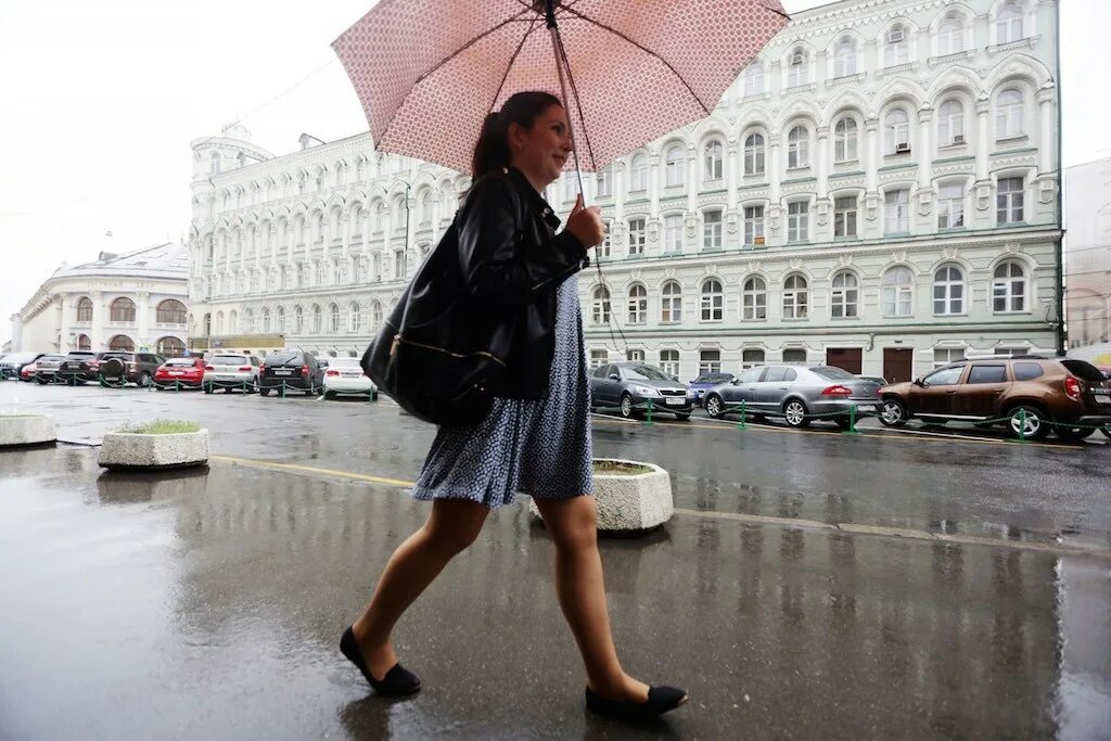 Дождь в Москве. Дождик в Москве. Москва под дождем. Мало дождей летом в Москве. Какое лето ожидается в москве