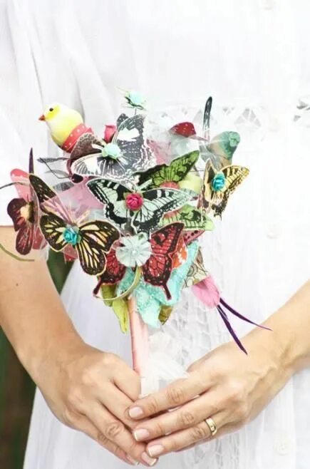 Букет из бабочек. Свадебный букет из бабочек. Необычные букеты с бабочками. Свадебный букет с бабочками.