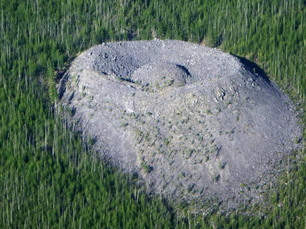 Где больше аномалий. Патомский кратер гнездо огненного орла. Конус Колпакова Патомский кратер. Кратер Патомский кратер. Патомский кратер в Иркутской области.