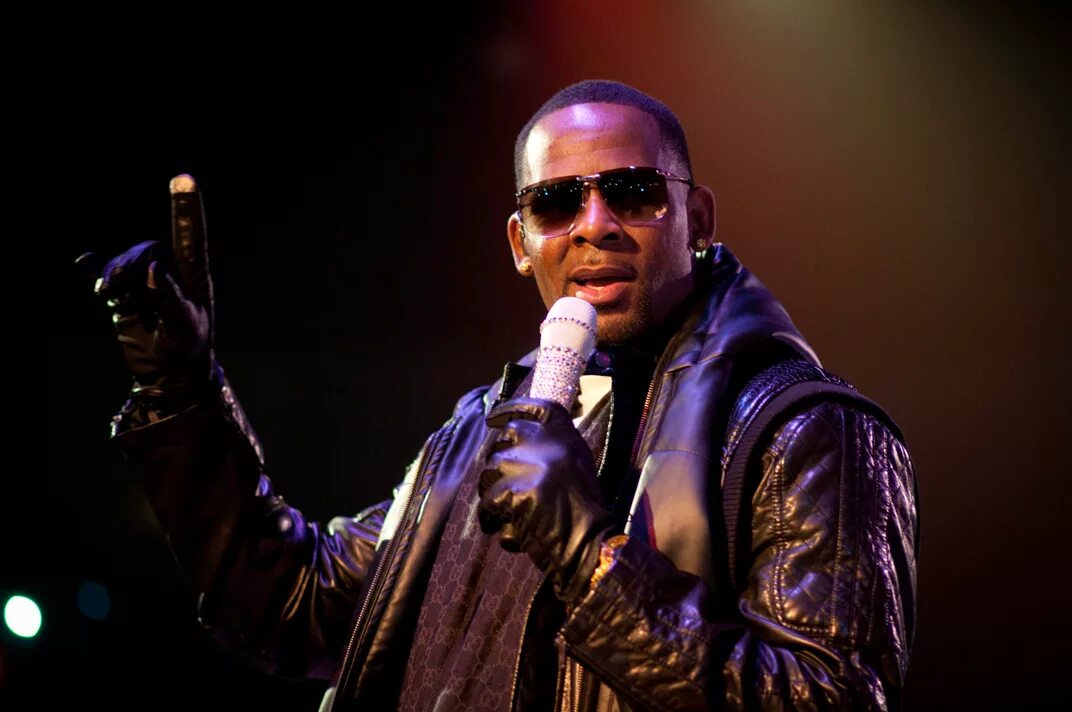 R kelly скандал. R Kelly. R.Kelly 2023. Певец ар Келли.