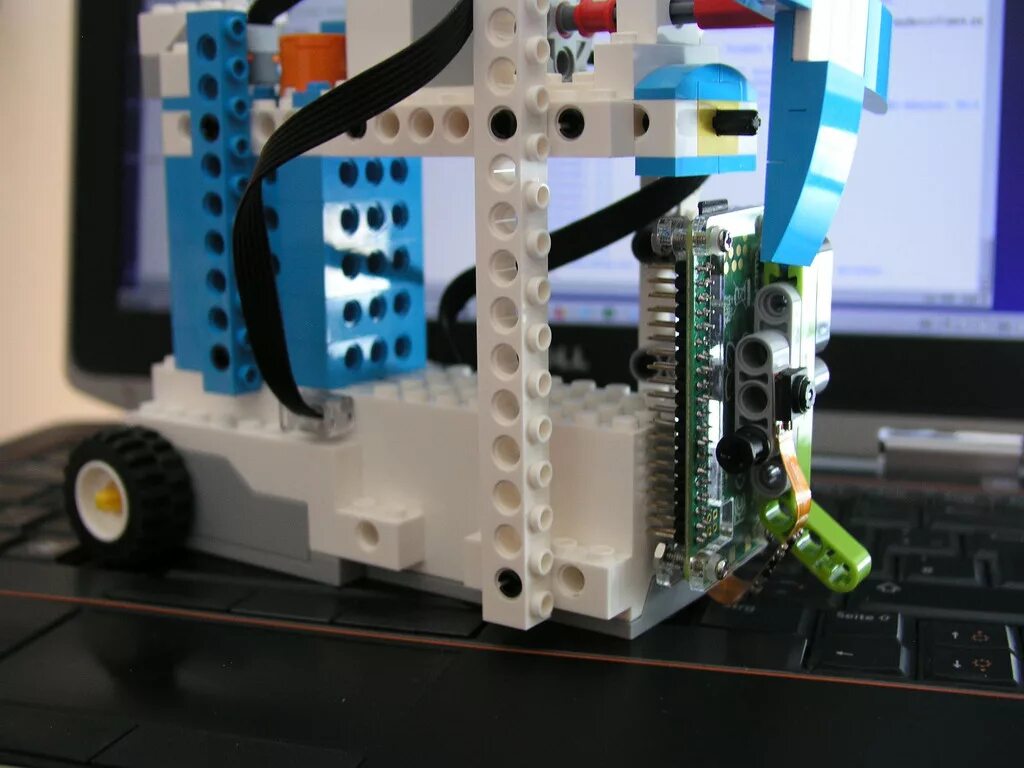 Практическая робототехника c и raspberry pi. Мотор lego boost 07n1. lego ev3 and raspberry pi. робототехника raspberry pi. lego boost lego technic электроника.