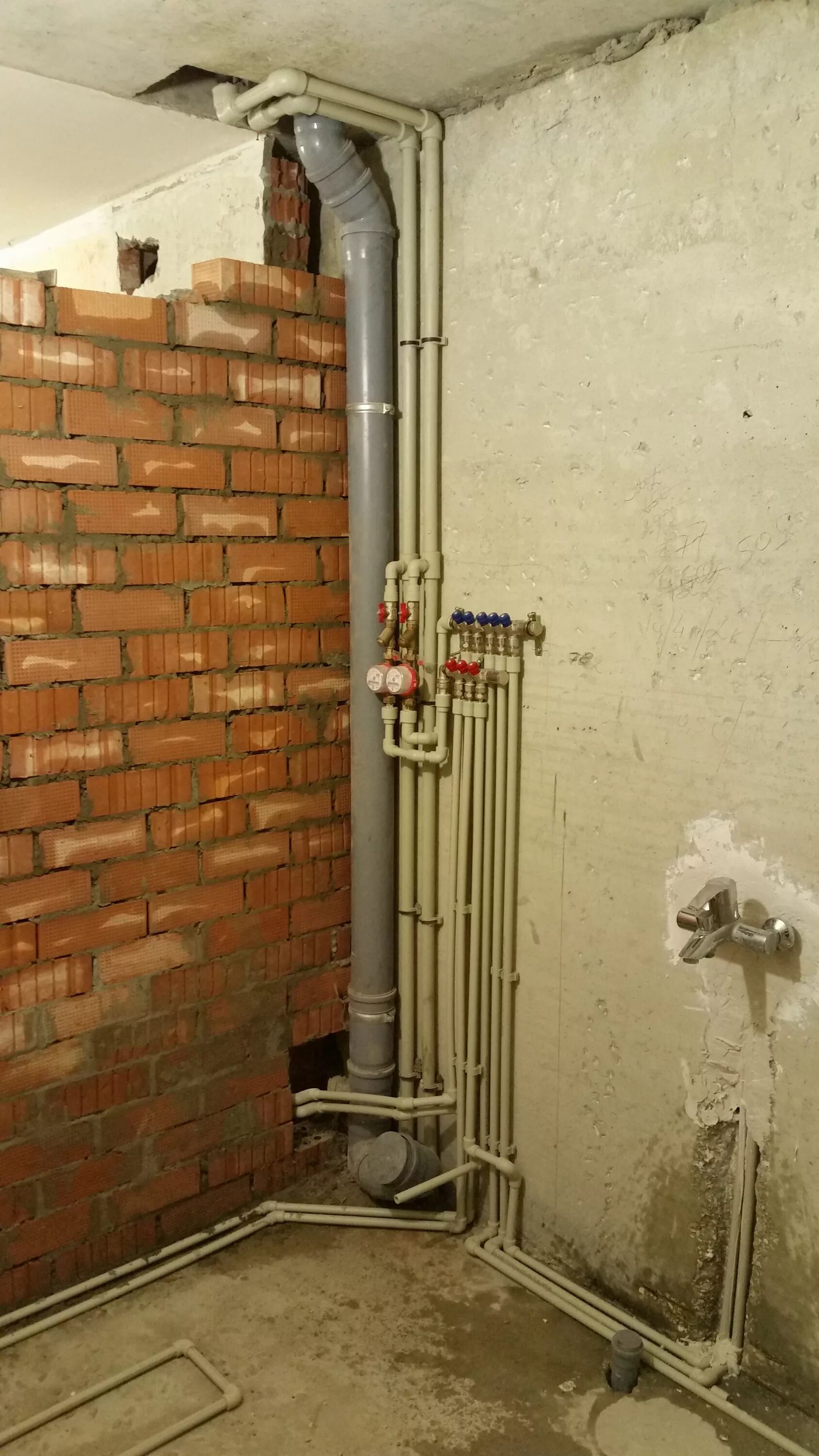 Сантехническая раковина в бойлерной. Мастер сантехник. Сантехника. Сантехника. Раковина в котельной.