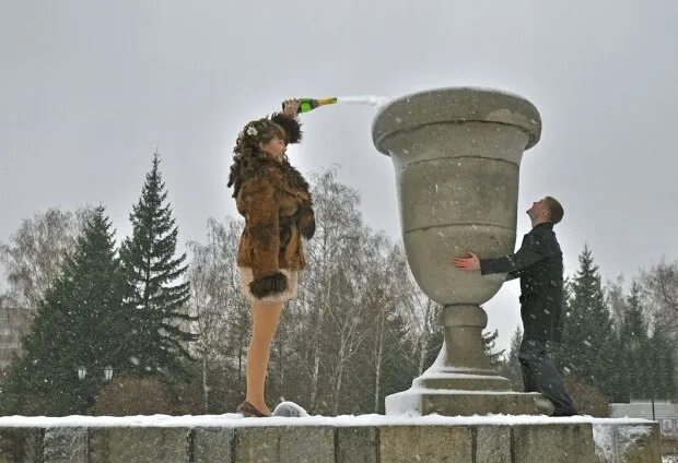 Пей до дна. Пью до дна. Пей до дна картинки. Пьём до дна картинки. Просит пить до дна