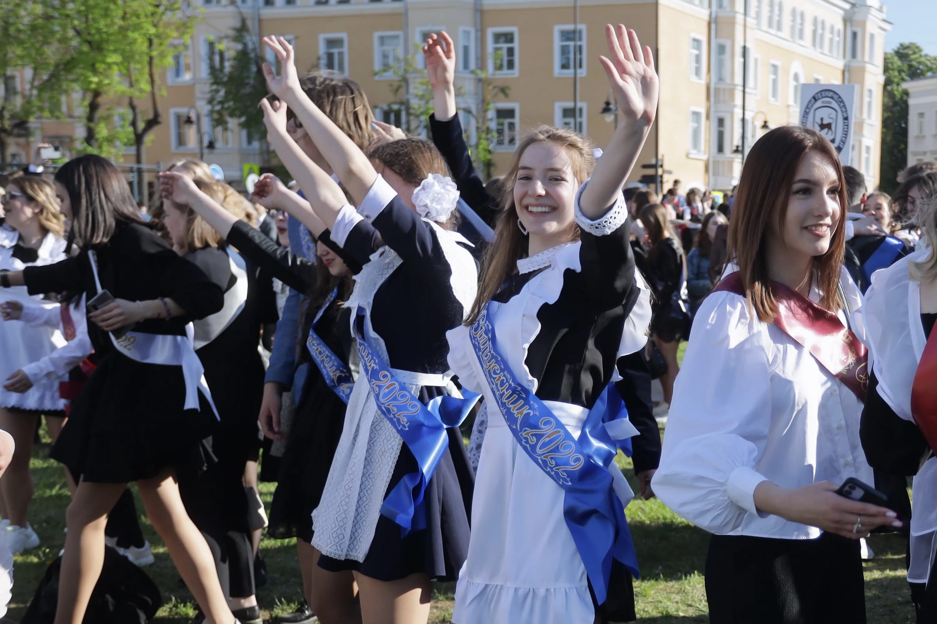 Последний звонок 24 мая. Последний звонок. Последний звонок 2022. Последний звонок Псков 2022 фоторепортаж.