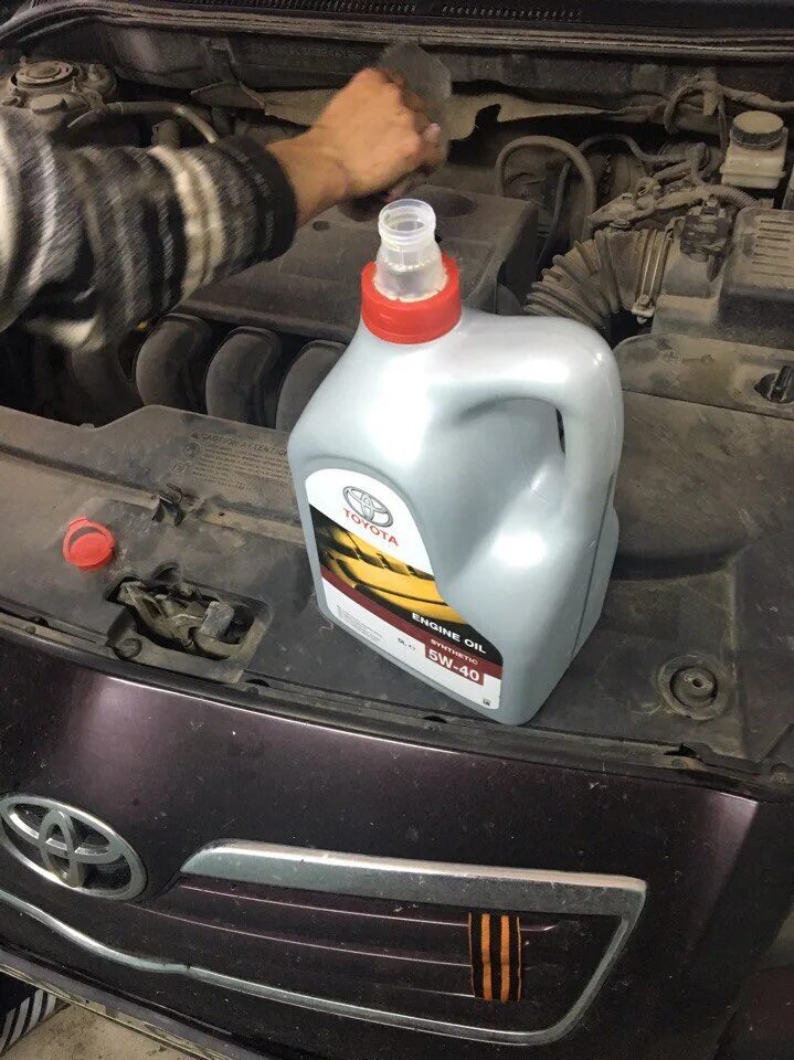 8 2008. Замена масла авенсис. Сливная пробка на коробке передач авенсис тойота. Масло акпп авенсис 2006. Сливное отверстие акпп тойота авенсис.