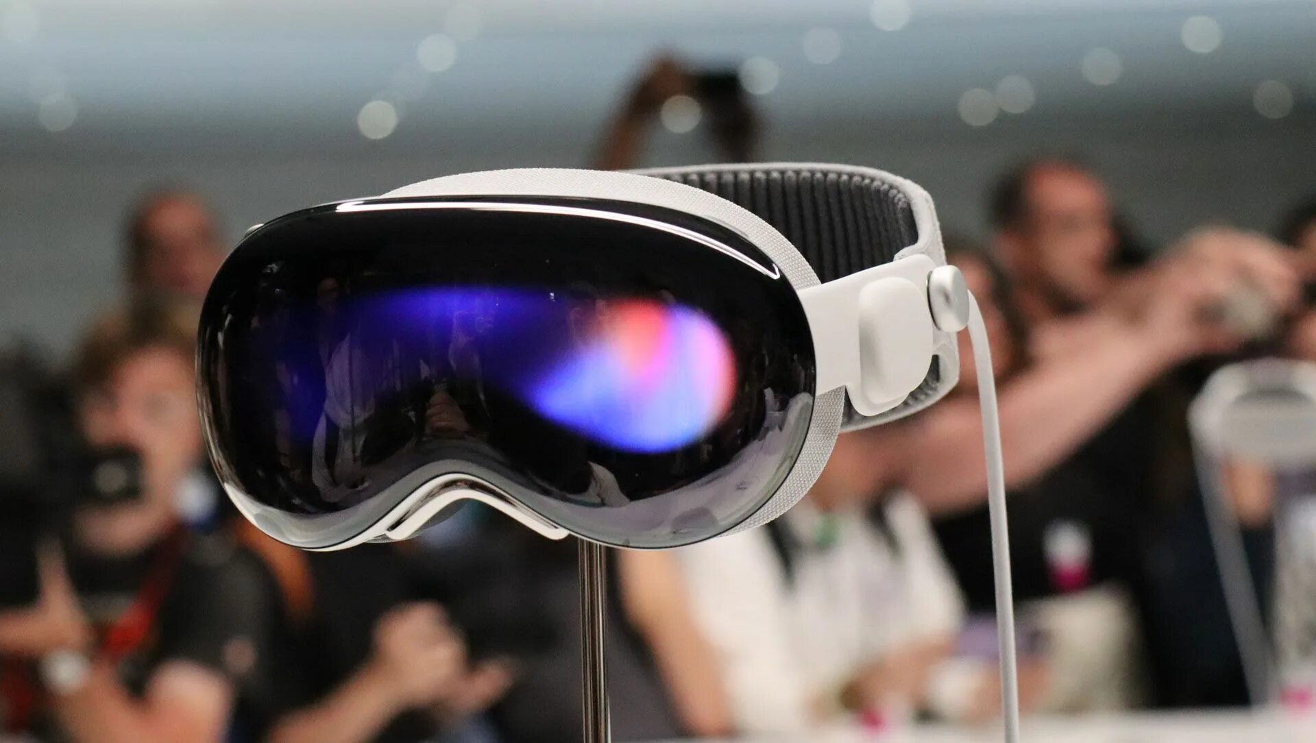 Очках виртуальной реальности vision pro. Очках виртуальной реальности vision pro. Очки дополненной реальности эпл. Очки apple vision pro. Очках виртуальной реальности vision pro.