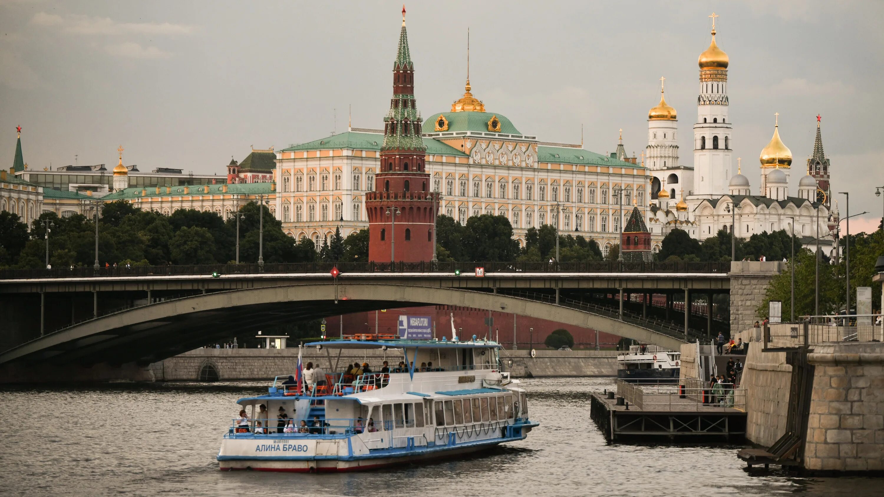 день москвы-реки. день москвы-реки. салют в москве. речные прогулки по москве. москва река в москве.