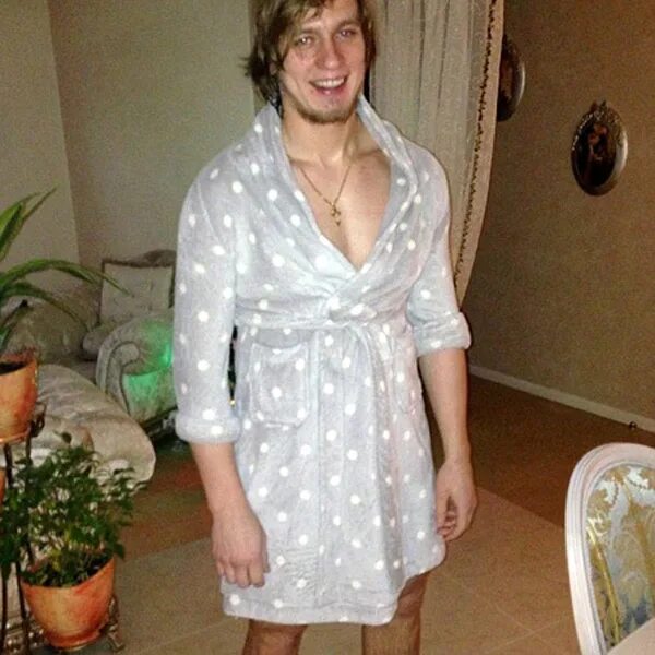 переодели парня в женскую одежду. одевание в женскую одежду. мужчина, надевающий женские колготки. переодели в женское платье. муж в женской одежде.