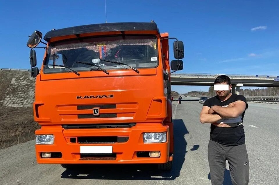 Шофер камаза. Водитель камаза. Старый дальнобойщик. Маз дальнобой в кабине. Водитель автомобиля камаз.