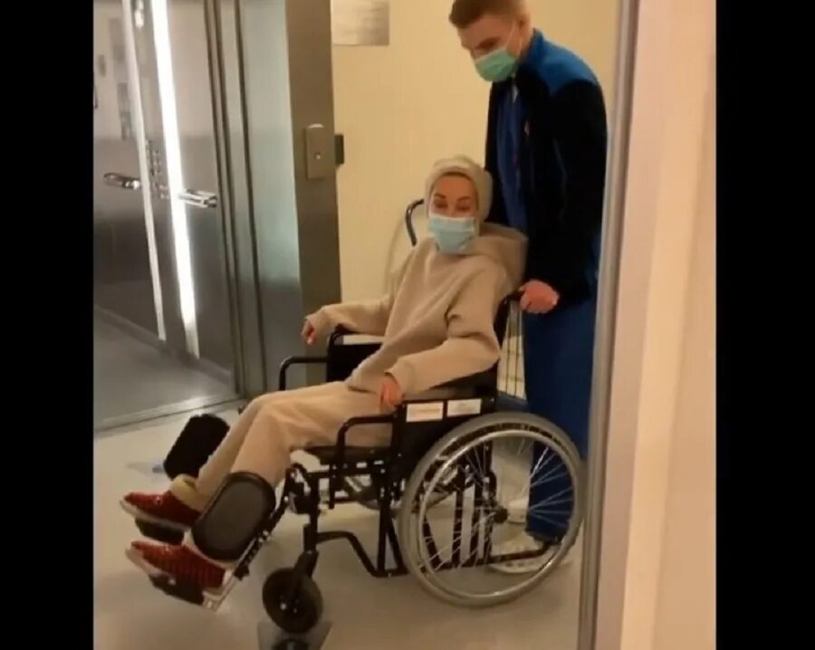 Почему один из террористов в инвалидной коляске. Инвалидная коляска в больнице. девушка в инвалидной коляске в больнице. ноги в инвалидной коляске.