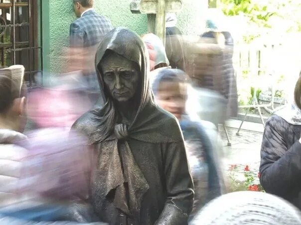 В Петербурге открыли памятник Ксении Петербургской на Смоленском кладбище, в чес