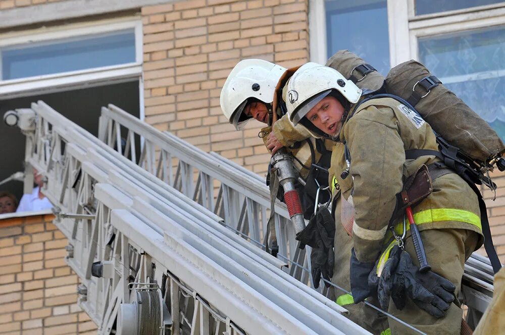 Тушение пожара в жилых зданиях мчс. Пожарные спасают людей. Спасение при пожаре. Пожарная лестница.