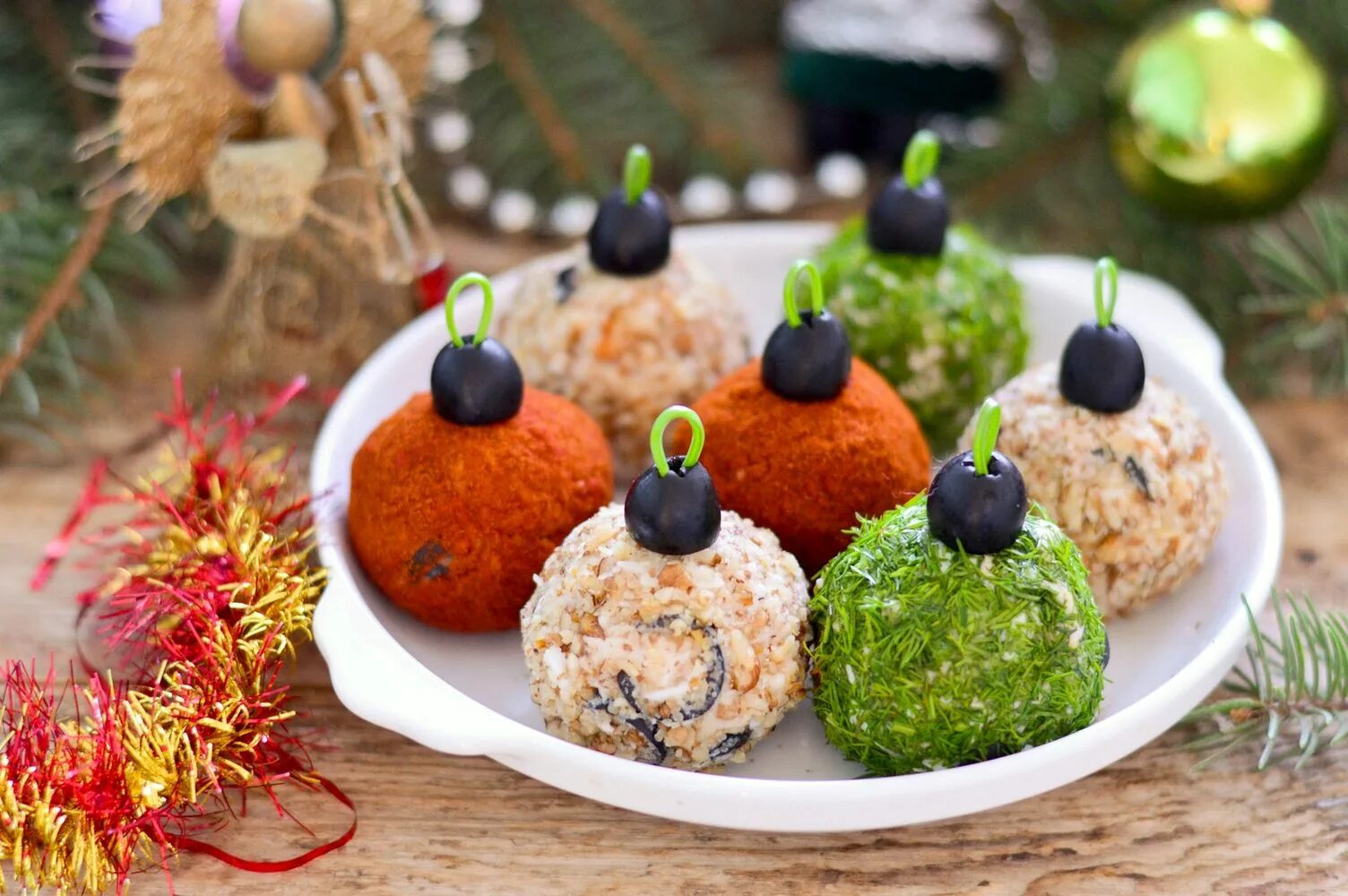 Украшение новогодних блюд. Елочка на новогодний стол. Закукуски на новый год. Украшение блюд на новый год. Необычные украшения новогоднего стола.