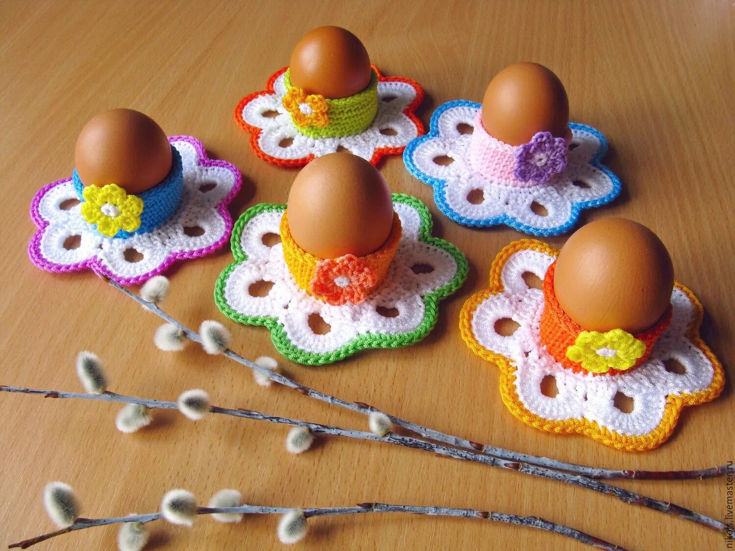 Вязаные сувениры к Пасхе. Вязаные подставки для яиц. Украшение яиц. Подставка для пасхальных яиц крючком.