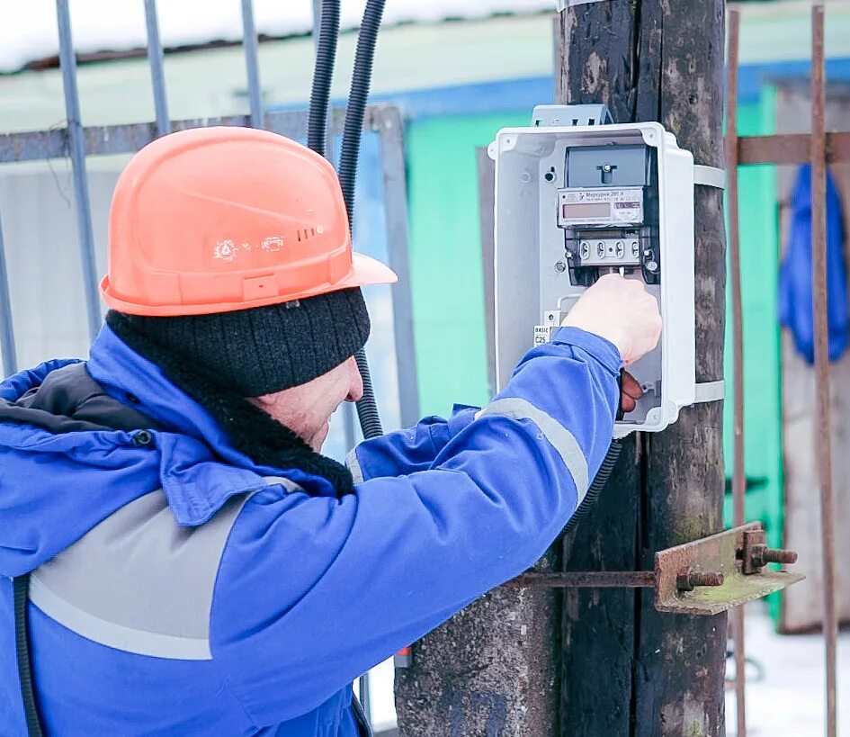 Безучетное потребление электроэнергии. Незаконное потребление электроэнергии. Воруют электричество. Монтаж прибора учета электроэнергии. Отключение электричества.