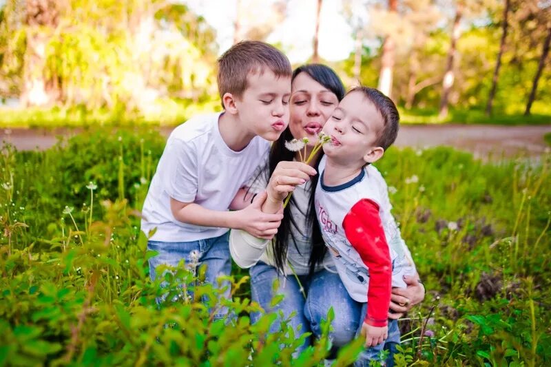 Сын и много мам. Фотосессия с сыном. Фотосессия с двумя сыновьями. Мама двух мальчиков. Фотосессия мама и два сына.