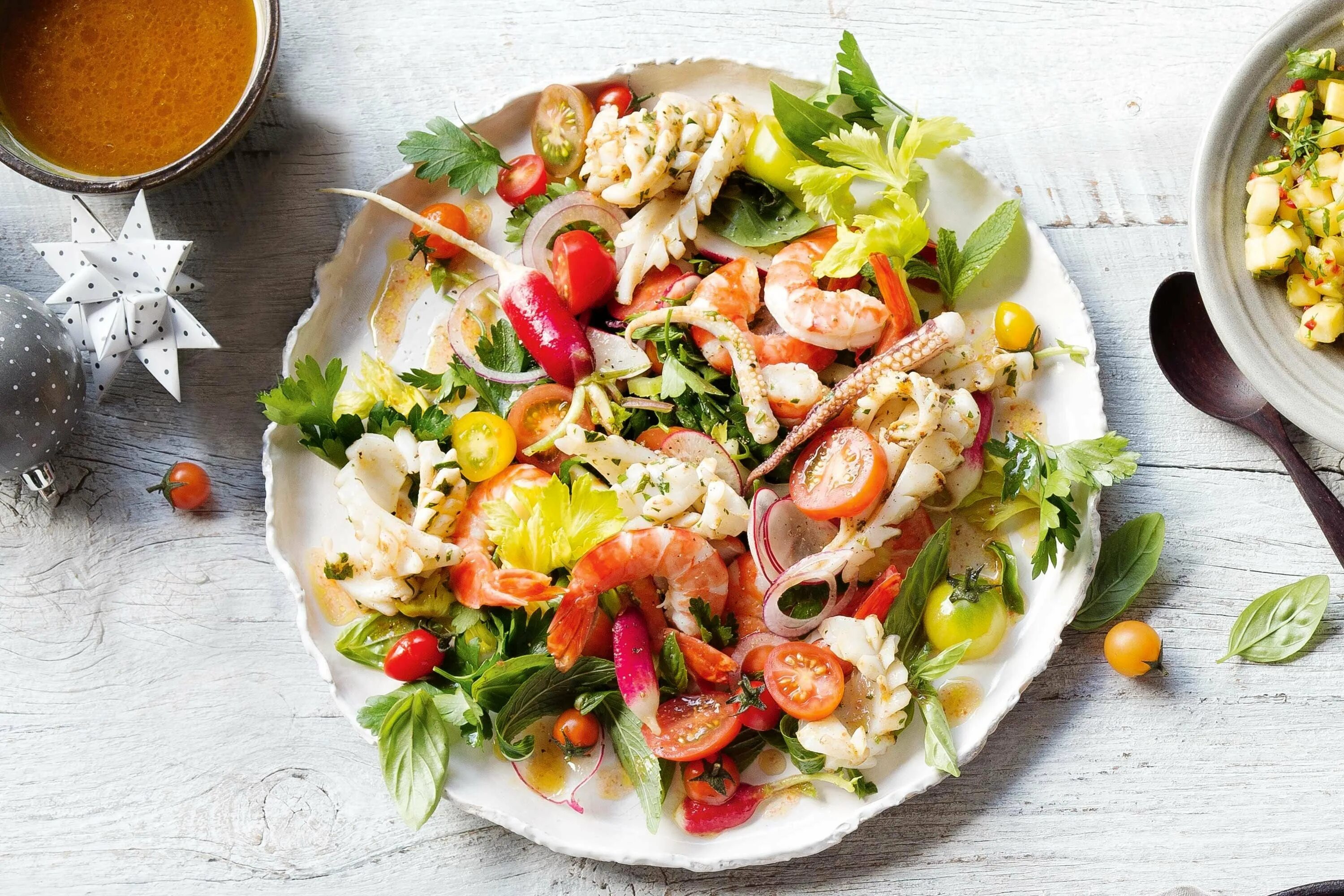 Праздничный салат с морепродуктами рецепт. Дорогие салаты. Salat s krivetkami. Салат морской коктейль. Салат из авокадо с креветками.