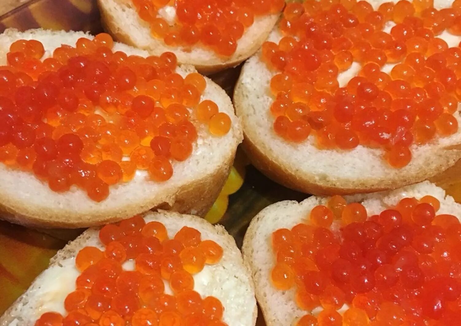 Как вкусно сделать бутерброды с икрой. Бутерброды с лососевой икрой. бутерики с красной икрой. бутер с красной икрой. крутоны с красной икрой.