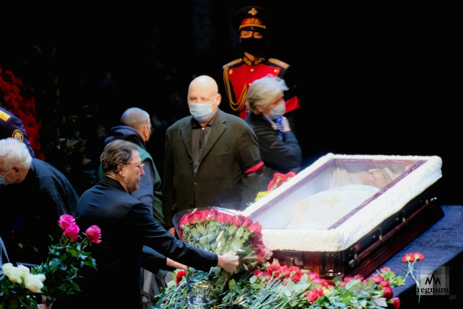 Василий лановой новодевичье кладбище. Могила василия ланового на новодевичьем кладбище. 2021 путин возлагает цветы на могилу ельцина новодевичье кладбище. Где похоронен лановой. Василий лановой похороны могила.