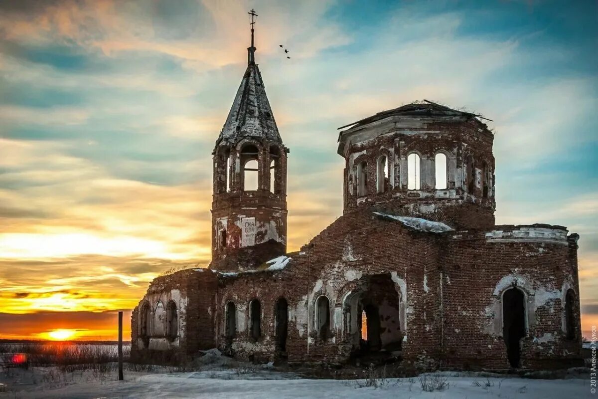 Какой храм был разрушен. Заброшенная Церковь Кесова гора. Заброшенный храм Белогорье Пенза. Савино Ярославская область заброшенный храм. Заброшенная Церковь Смышляевка.