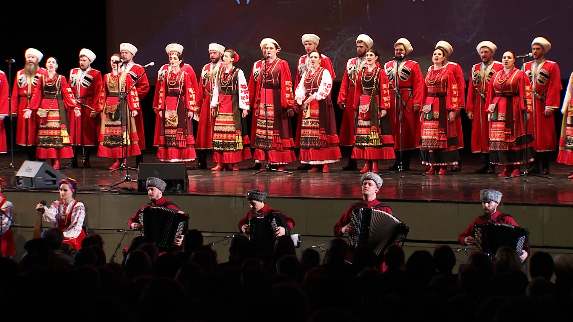 Казачий хор спб. Кубанский казачий хор костюмы. Кубанский казачий хор в перми когда будет. Группа кубанский казачий хор. Триста тридцать три кубанский казачий хор.