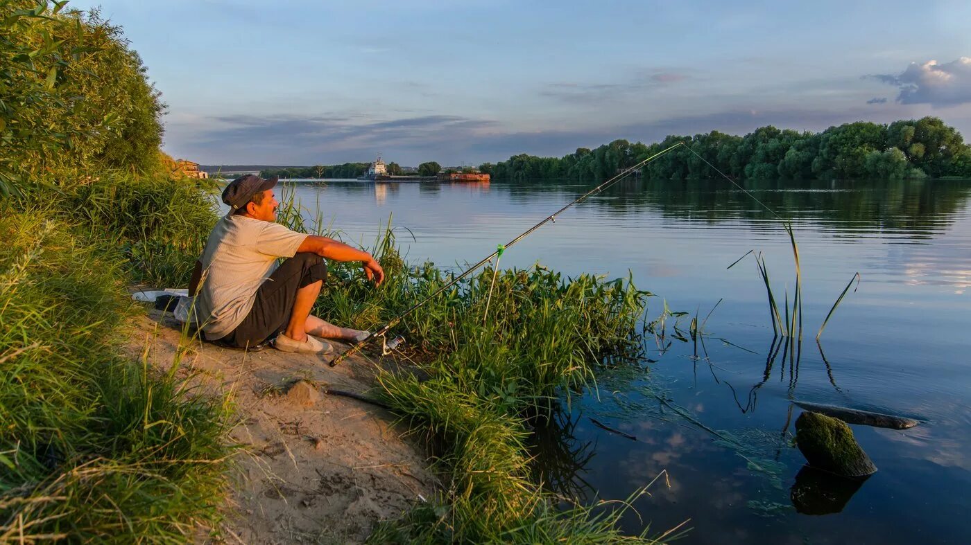 Летним утром мы направляемся на рыбалку природа. Рыбак на берегу. Природа рыбалка. Рыбак на берегу реки. Рыбак на речке.