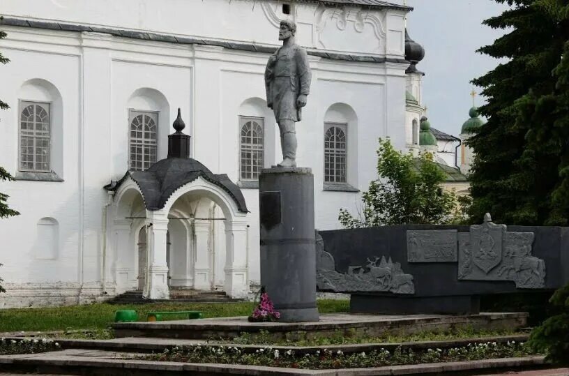 Памятник семену дежневу. Памятник семёну дежнёву в великом устюге. великий устюг памятник дежневу. семён иванович дежнёв великий устюг.