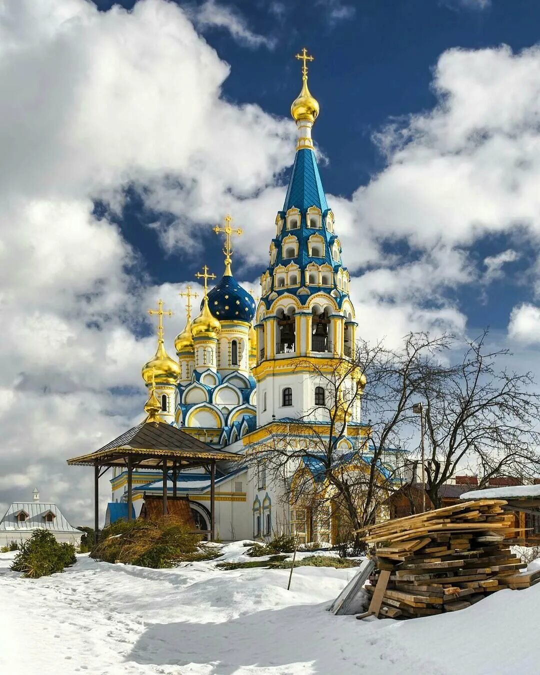 Церковные картинки. Храм иконы Божией матери Неувядаемый цвет. Храм в поселке Рублево. Церковь на Рублево Успенском шоссе. Неувядаемый цвет храм в Рублево парк.