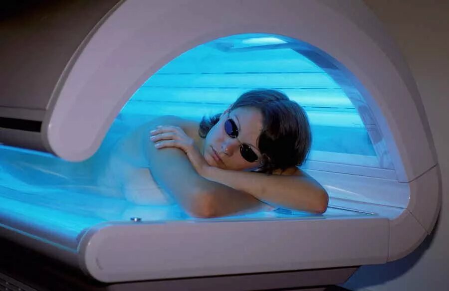 солярий. ультрафиолетовое излучение солярий. горизонтальный солярий. девушка в солярии. загар ультрафиолет.